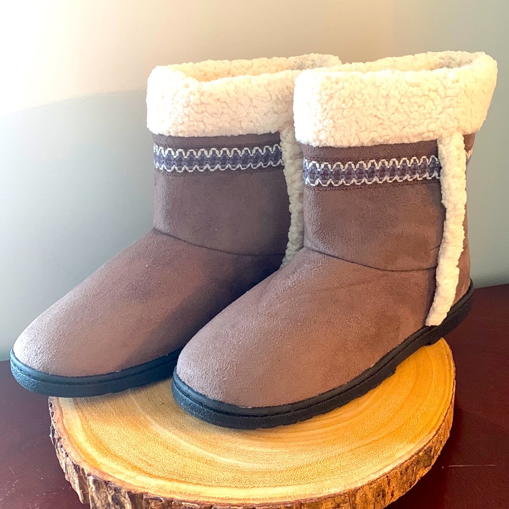 New ✨Isotoner Slippers✨ for women size 8.5-9.